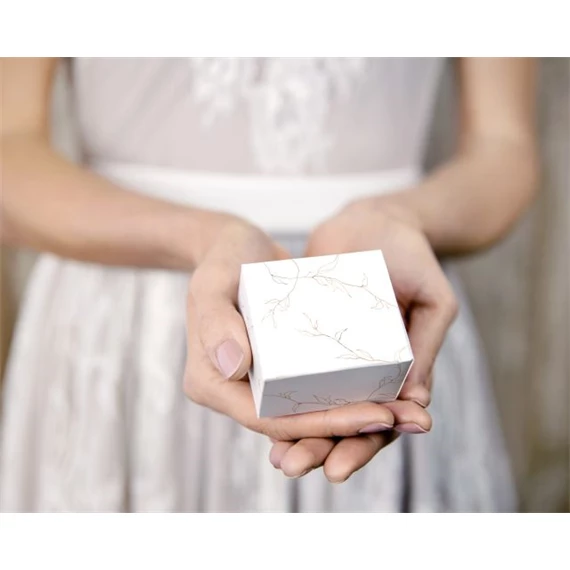 Ajándékdoboz 6x3,5x5,5 cm fehér,arany S/10