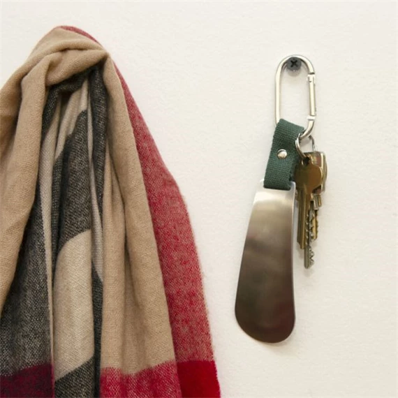 Cipőkanál karabínerrel 6,5x1,5x0,5 cm, 16,6x3,7x1,2 cm