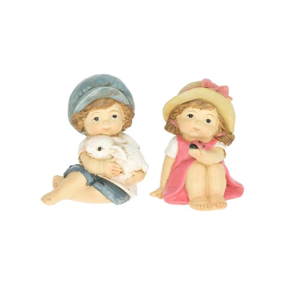 Gyerek fiú, lány kalapban, nyuszival, katicával ülő 6,4x5,4x7,8 cm 2 féle