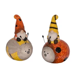 Manó katicával, méhecskével ülő 9x7,5x12,5 cm 2 féle