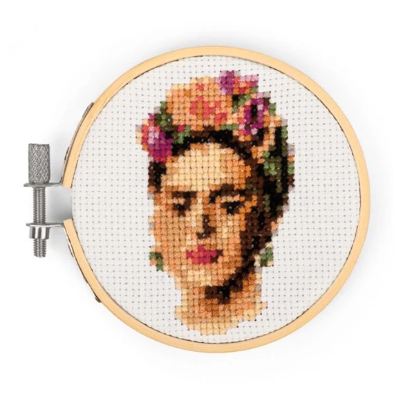 Mini keresztszemes hímzés készlet, Frida 8 cm
