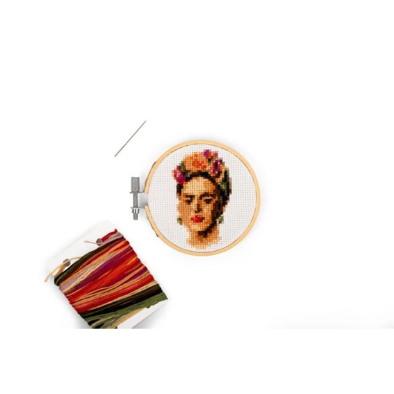Mini keresztszemes hímzés készlet, Frida 8 cm