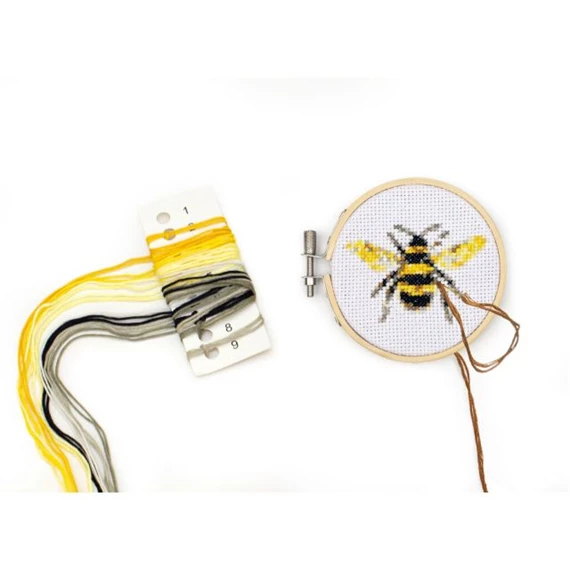 Mini keresztszemes hímzés készlet, méhek 8 cm