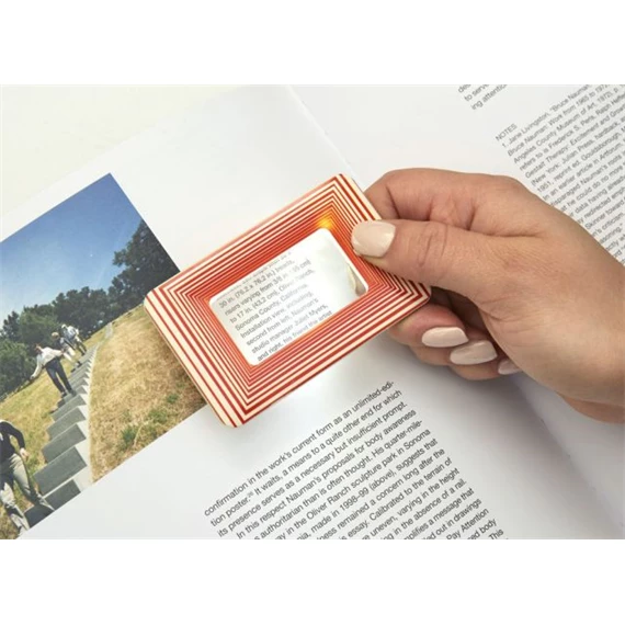 Nagyítóüveg világítással, bankkártya méretű