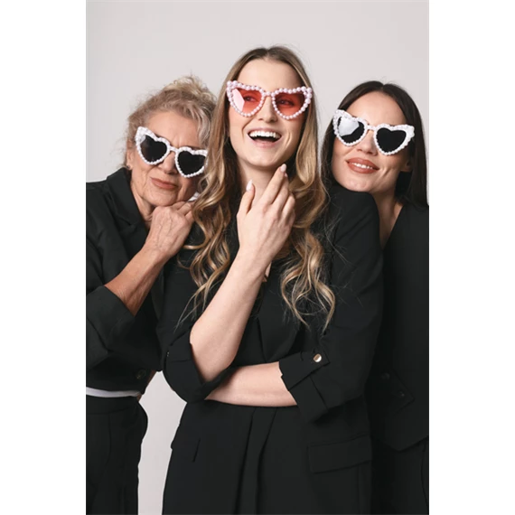 Szív alakú szemüveg gyöngyökkel, 13,5 cm széles, 5 cm magas, 13 cm hosszú, rózsaszín