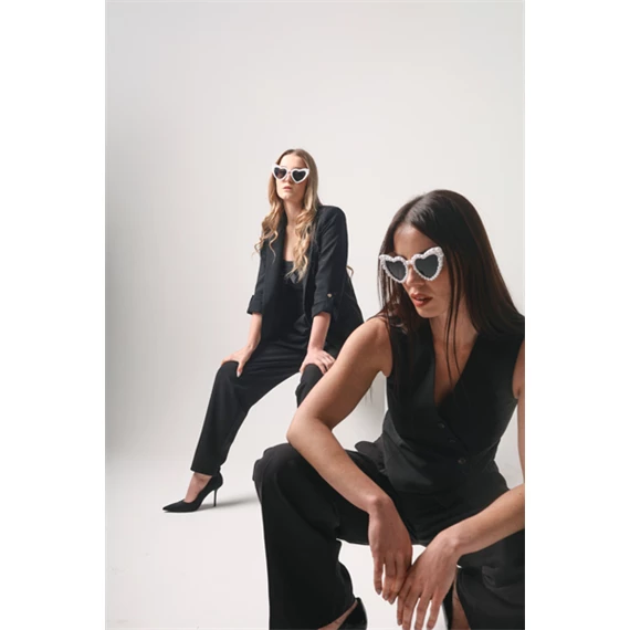 Szív alakú szemüveg gyöngyökkel, fehér, 13,5 cm széles keret, 5 cm magas keret, 13 cm szárhossz